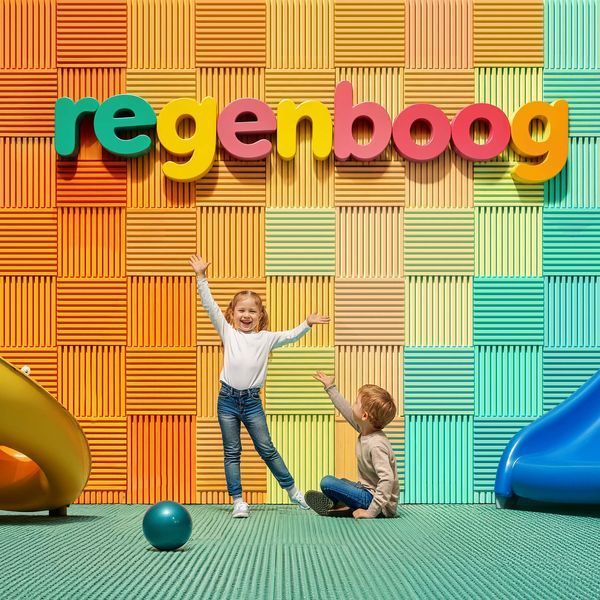 Декоративна гіпсова 3D панель GROOVE 500&times;500 у дитячій ігровій зоні, різнокольорова шахова викладка рейкових панелей. 3d панели гипсовые BeautyWalls в детской зоне.